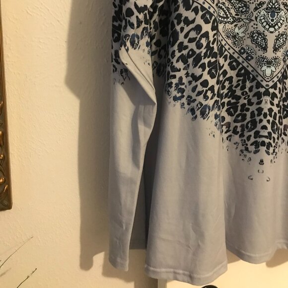Long sleeved 2X Tee shirt with patterns, folds, and buttons in blues. - Picture 4 of 11
